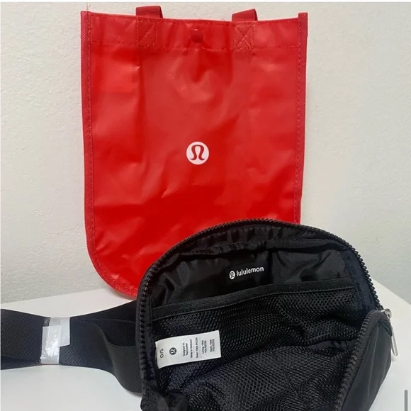 Lululemon Everywhere Belt Bag NWT - Picture 3 of 8